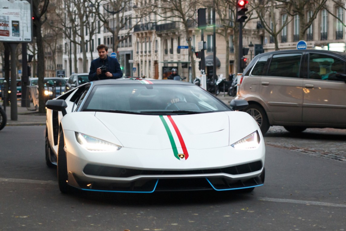 Mới đây hình ảnh của chiếc  siêu xe Lamborghini Centenario thể thao "hàng hiếm" xuất hiện tại Paris, Pháp với màu sơn trắng mờ cùng biển số lục quý 6 tuyệt đẹp nhanh chóng là tâm điểm bàn tán của giới mê xe tên toàn thế giới.